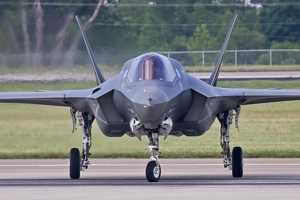 Su-57 vs F-35. The pros and cons of fifth-generation fighters are named